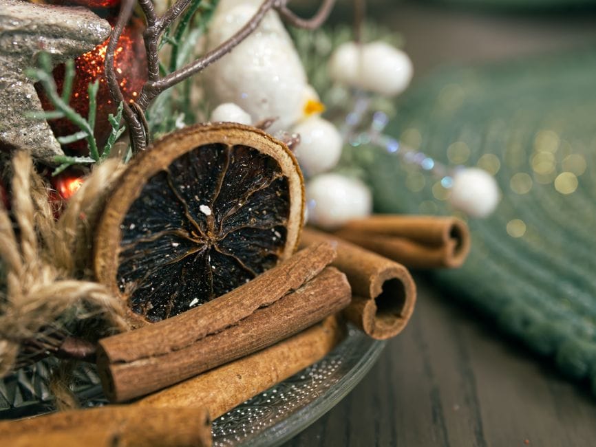 Decorazioni di Natale fai-da-te con pigne, rami e materiali naturali