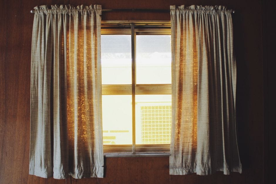 Casa più calda senza alzare i termosifoni: fermare gli spifferi