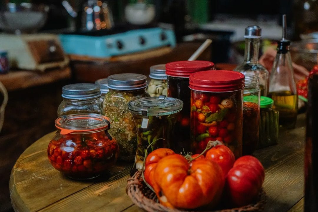 Conserve estive fatte in casa: come non sprecare il raccolto di pomodori e zucchine