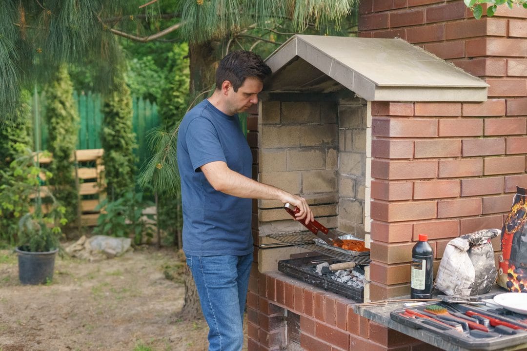 Cucina all'aperto in giardino: l'angolo barbecue che regge tutta l'estate
