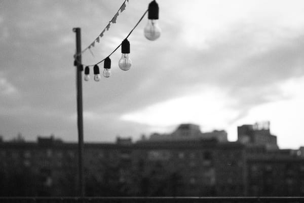 Arredare il balcone per l'estate: tessili, luci e verde