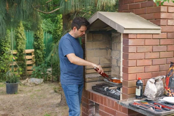 Cucina all'aperto in giardino: l'angolo barbecue che regge tutta l'estate